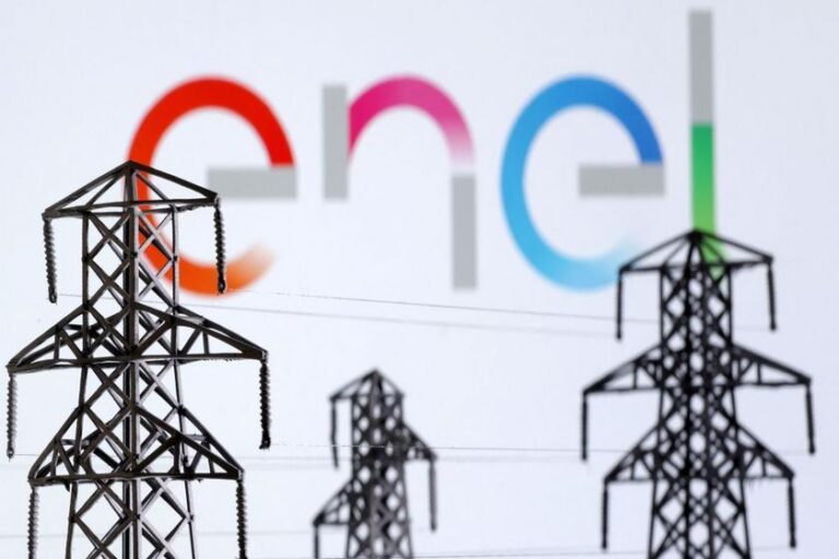 Fitch rebaixa rating da Enel Brasil e subsidiárias devido à ameaça de caducidade da concessão