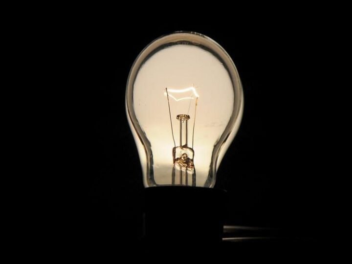 Governo planeja limitar reajuste da conta de luz a um dígito em 2026