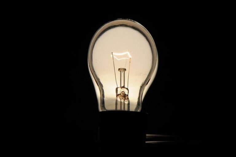 Governo planeja limitar reajuste da conta de luz a um dígito em 2026
