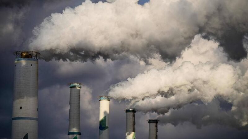 Guerra no Irã empurra nações globais para carvão, atrasando transição energética