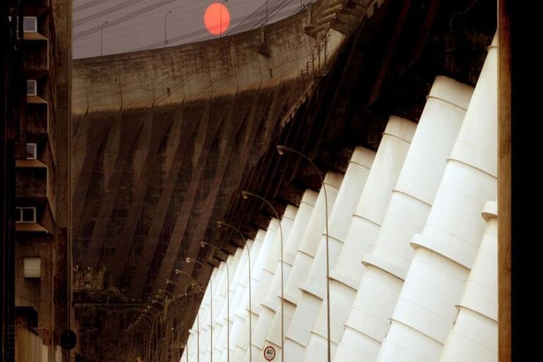 Itaipu gasta bilhões com obras desnecessárias, diz Frente Nacional de Consumidores de Energia