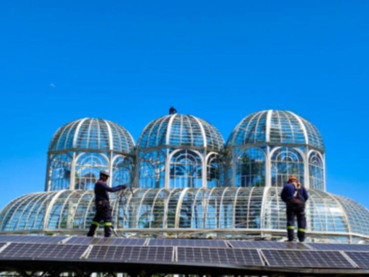 Limpeza de painéis solares eleva eficiência das usinas municipais de Curitiba, gerando economia
