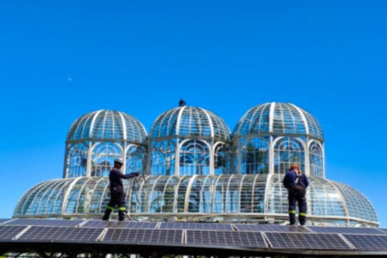 Limpeza de painéis solares eleva eficiência das usinas municipais de Curitiba, gerando economia