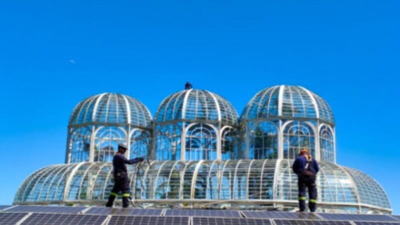 Limpeza de painéis solares eleva eficiência das usinas municipais de Curitiba, gerando economia