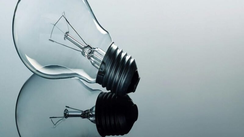 Mercado de energia no Brasil enfrenta crise de liquidez e confiança.