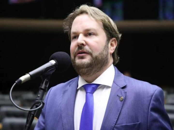 Motorista que permanecer em vaga de recarga elétrica após uso pode sofrer multa