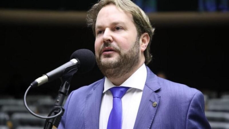 Motorista que permanecer em vaga de recarga elétrica após uso pode sofrer multa