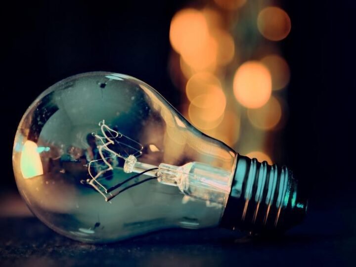 Navios iranianos cruzam Ormuz no primeiro dia do bloqueio americano sem atracar