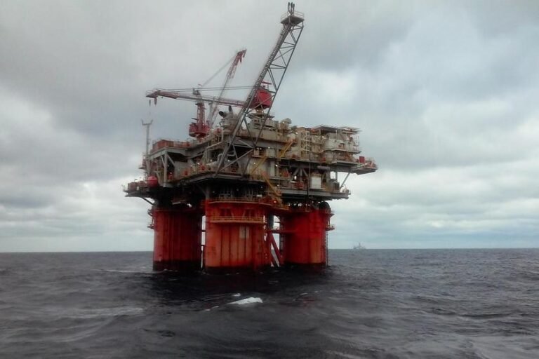 "Navios retomam a rotina no estreito de Ormuz após cessar-fogo entre EUA e Irã"