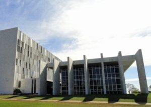 Ajustes na licitação de construção de quadras esportivas são necessários