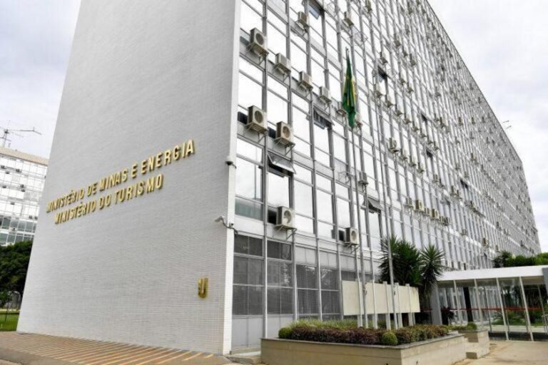 Biocombustíveis ajudam a reduzir impacto dos conflitos internacionais no setor energético, diz MME