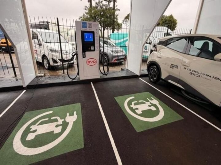 Com carregadores BYD, Curitiba inaugura primeiro eletroposto público da região Sul