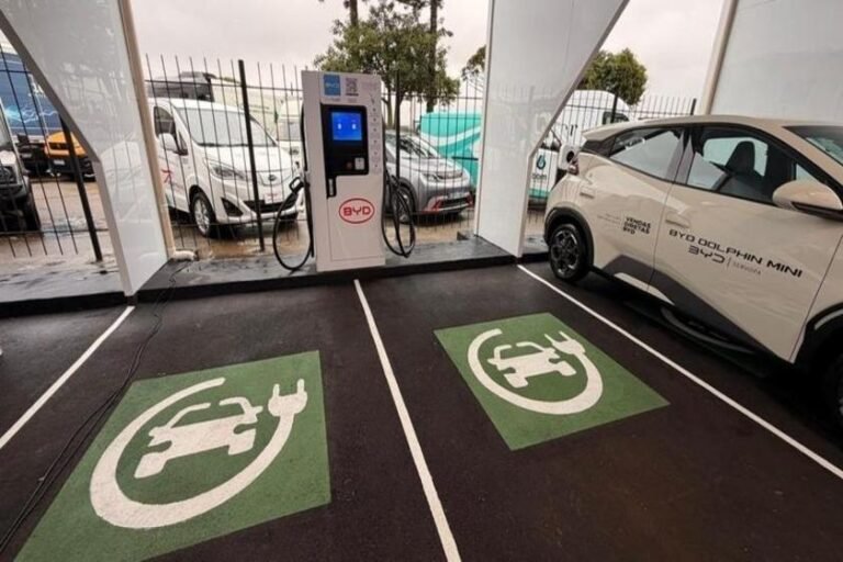Com carregadores BYD, Curitiba inaugura primeiro eletroposto público da região Sul