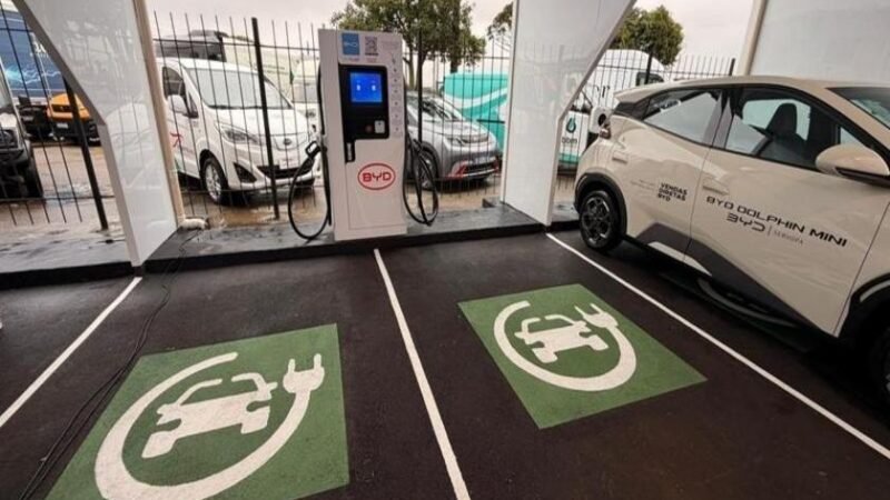 Com carregadores BYD, Curitiba inaugura primeiro eletroposto público da região Sul
