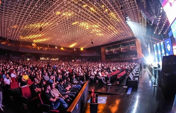Conexões Futuristas: Tecnologia, Estudantes e Empreendedores em Ação