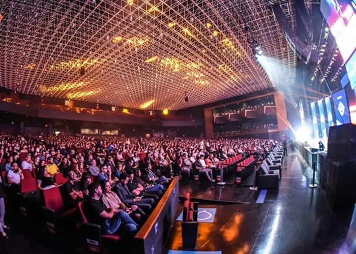 Conexões Futuristas: Tecnologia, Estudantes e Empreendedores em Ação