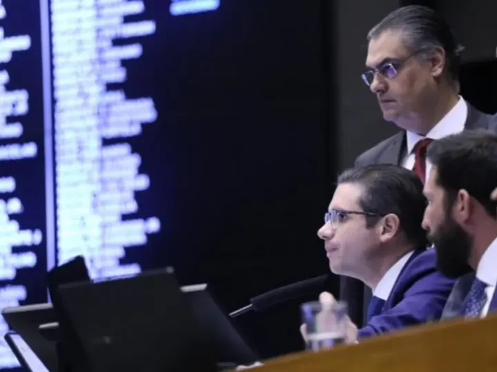 Deputados dão sinal verde a propostas que ameaçam a vigilância ambiental no país.