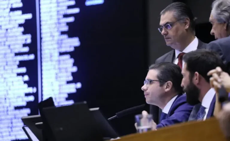 Deputados dão sinal verde a propostas que ameaçam a vigilância ambiental no país.