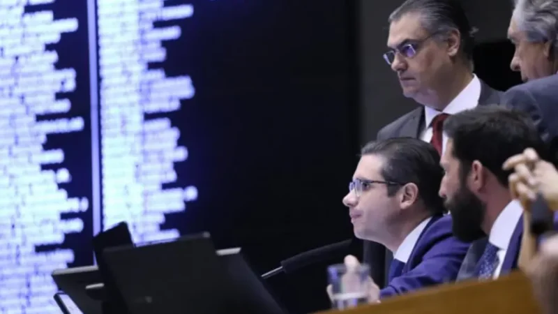 Deputados dão sinal verde a propostas que ameaçam a vigilância ambiental no país.