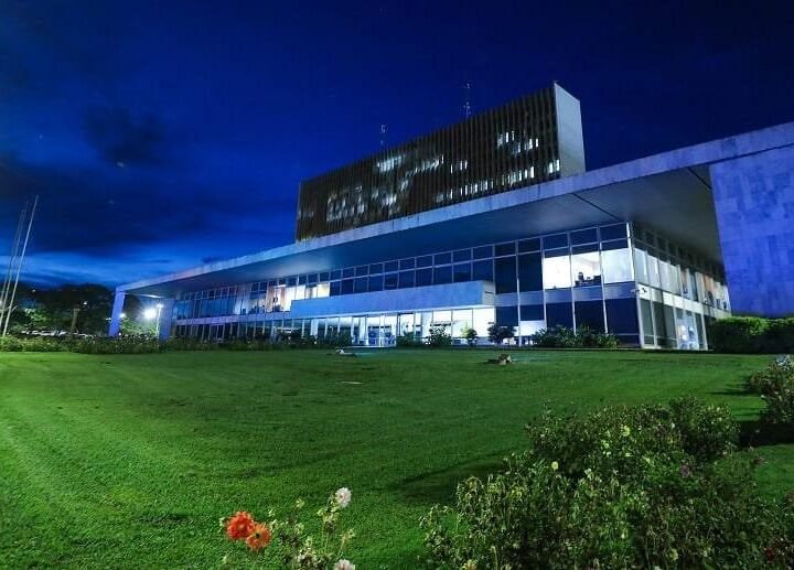 Descentralização é coisa do passado: o Governo do Distrito Federal aperta o controle e centraliza os gastos