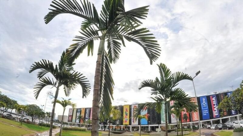 Espaço seguro para motociclistas e ciclistas de entregas em shopping.