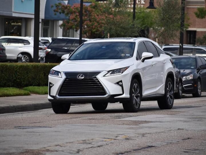 Lexus RZ 500e, primeiro elétrico da marca no Brasil, já está disponível nas concessionárias de todo o País