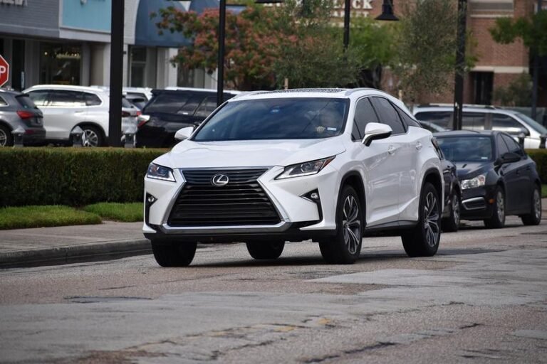Lexus RZ 500e, primeiro elétrico da marca no Brasil, já está disponível nas concessionárias de todo o País