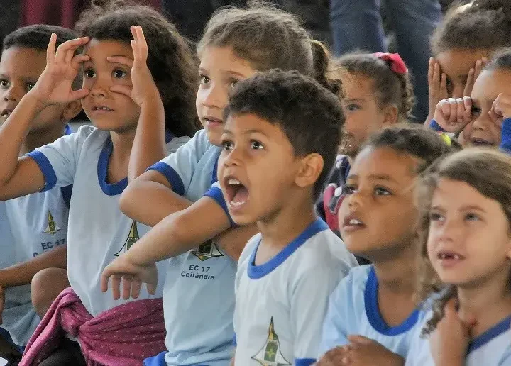 O Cartão Uniforme Escolar Perdeu o Seu Charme