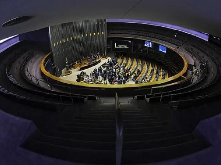Relatório na Câmara pede suspensão do LRCAP 2026 e inquérito da PF sobre leilão de energia