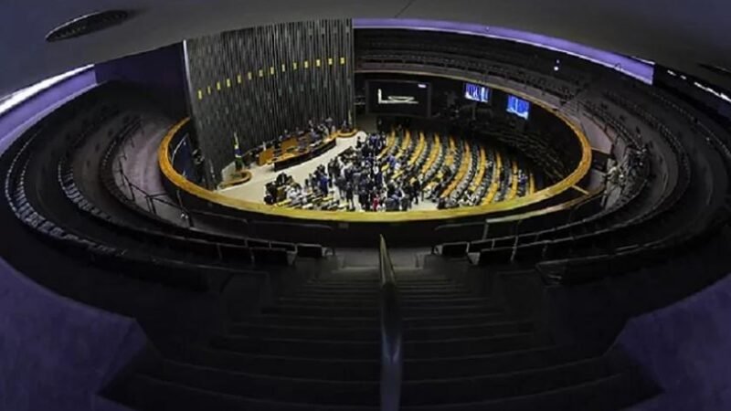 Relatório na Câmara pede suspensão do LRCAP 2026 e inquérito da PF sobre leilão de energia
