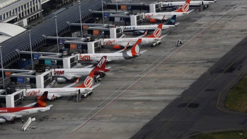 Alta de QAV força cancelamento de 121 voos diários
