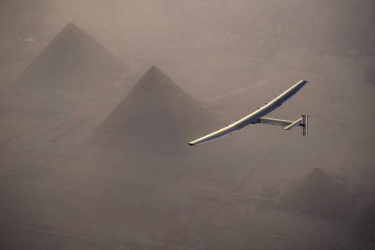 Avião histórico movido a energia solar cai no mar durante exercício da Marinha americana
