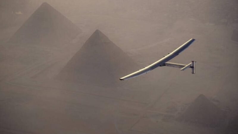 Avião histórico movido a energia solar cai no mar durante exercício da Marinha americana