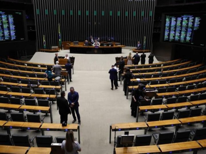 Câmara acelera votação de dois projetos com regime de urgência no Plenário.