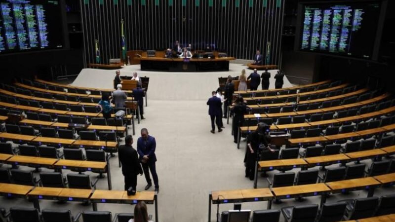 Câmara acelera votação de dois projetos com regime de urgência no Plenário.