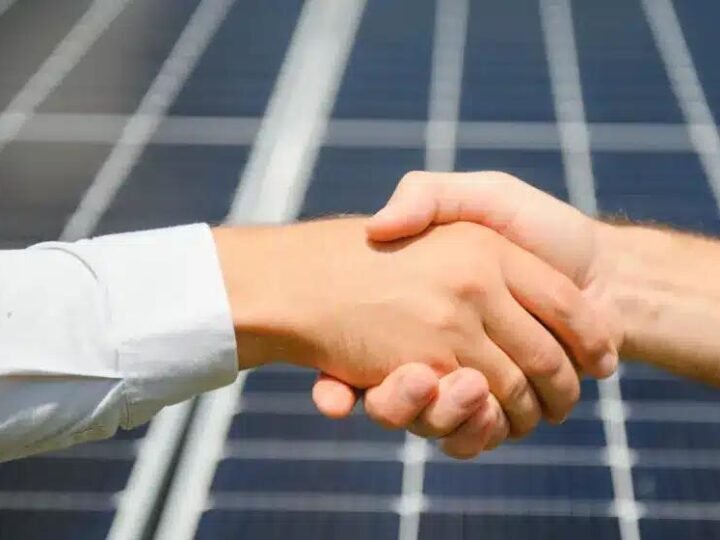Como trabalhar como vendedor de energia solar e crescer no setor