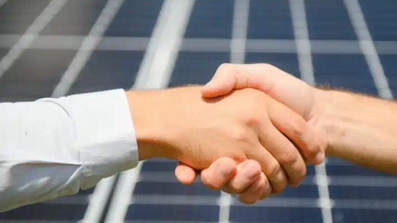 Como trabalhar como vendedor de energia solar e crescer no setor