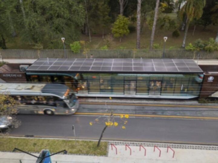 Curitiba lança licitação de R$ 31,6 milhões para estações solares e mobilidade sustentável.