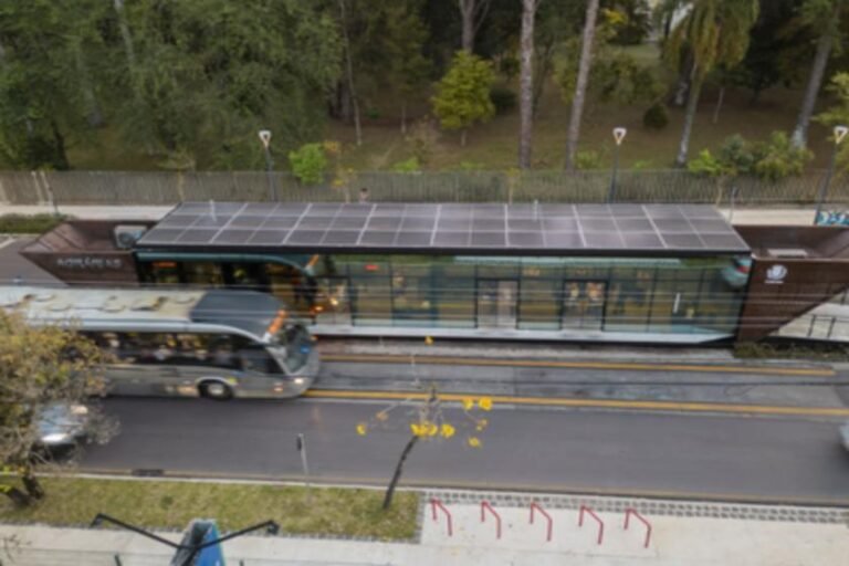 Curitiba lança licitação de R$ 31,6 milhões para estações solares e mobilidade sustentável.