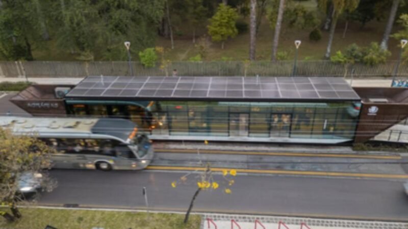 Curitiba lança licitação de R$ 31,6 milhões para estações solares e mobilidade sustentável.