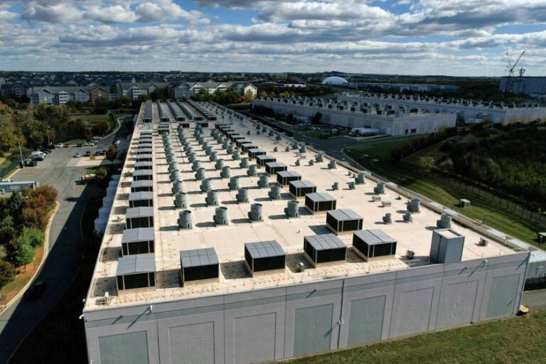 Data Centers de IA Impulsionam Crescimento de Armazenamento de Energia nos EUA, Mas Face Gargalos