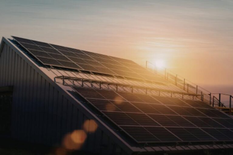 Energia Solar Reina no Brasil Com R$ 300 Bilhões em Investimentos e 2 Milhões de Empregos