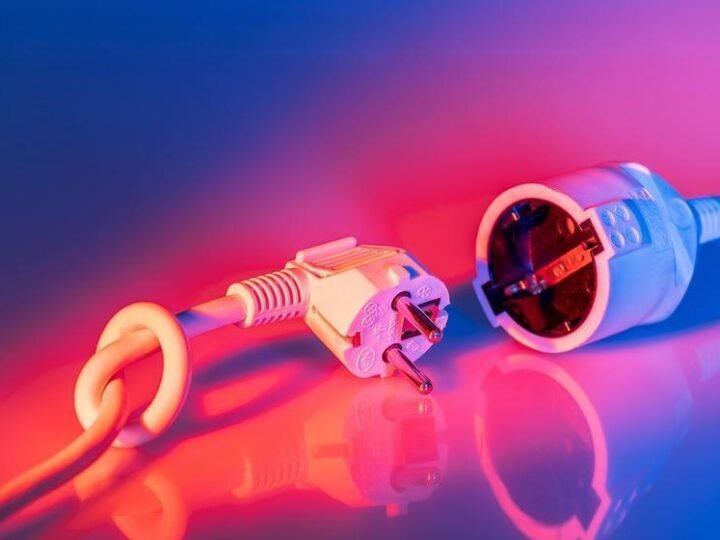 Fitch rebaixa ratings de Energisa para BB devido a desafios de liquidez e competitividade