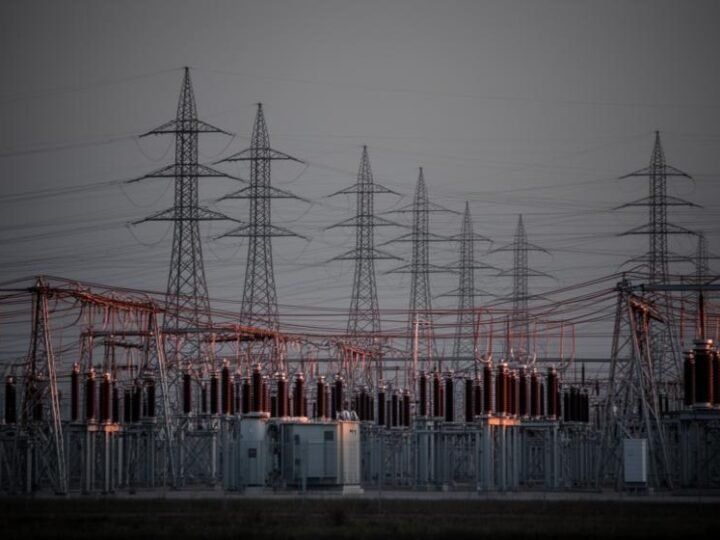 Fitch rebaixa ratings de Energisa para BB por causa de desafios financeiros.