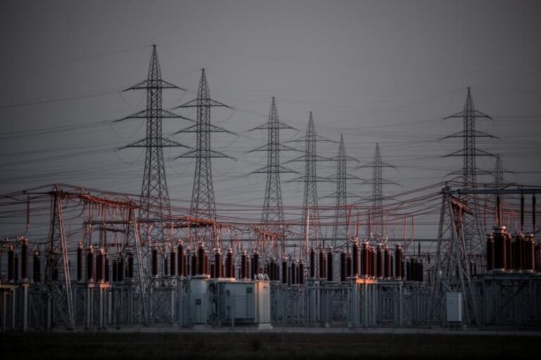 Fitch rebaixa ratings de Energisa para BB por causa de desafios financeiros.