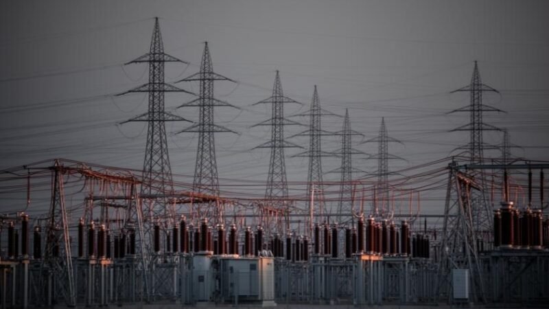Fitch rebaixa ratings de Energisa para BB por causa de desafios financeiros.