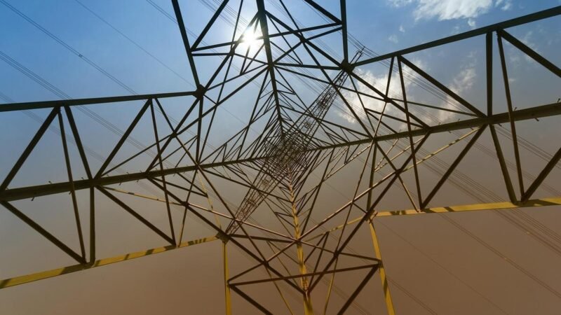 Governo articula nova regulação para compartilhamento de postes entre energia e telecomunicações