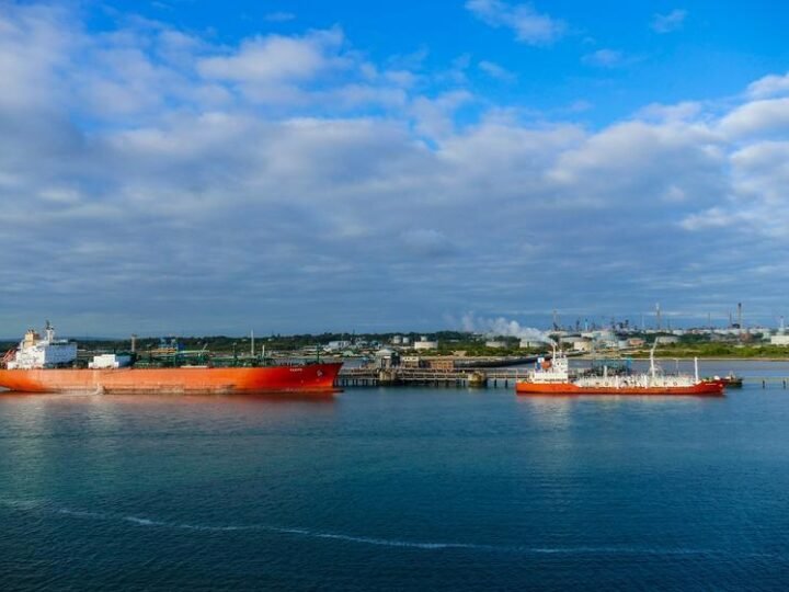 Irã lança ataque a instalações petrolíferas nos Emirados Árabes em resposta a operação naval dos EUA.