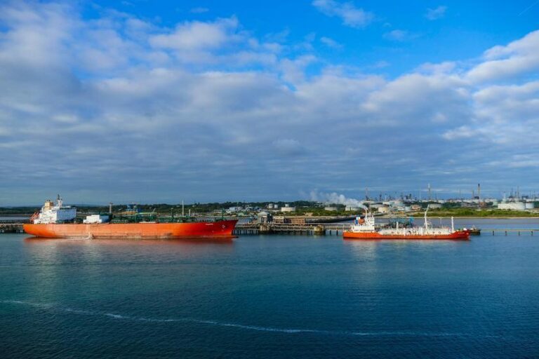 Irã lança ataque a instalações petrolíferas nos Emirados Árabes em resposta a operação naval dos EUA.
