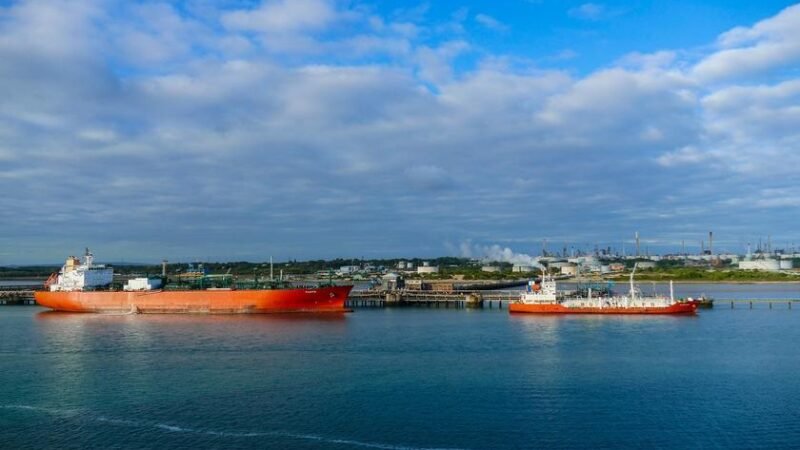 Irã lança ataque a instalações petrolíferas nos Emirados Árabes em resposta a operação naval dos EUA.